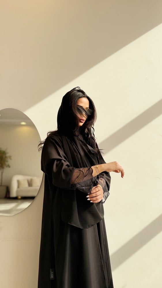 عباية كريب نص كلوش اسود مع ثلاث طبقات من الدانتيل