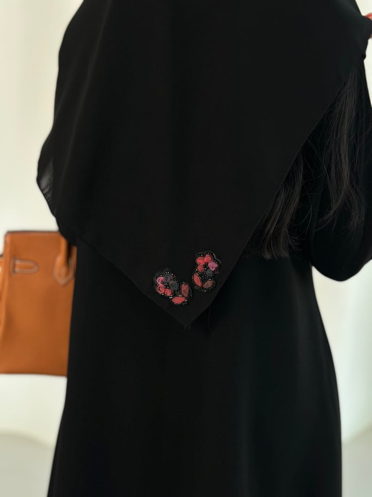 عباية كوبا أسود مع كلفة ورد