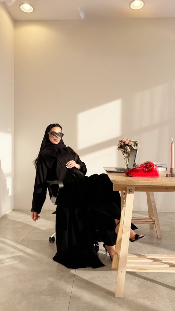 ‎ عباية كريب  شديد السواد مع تطريز ابيض