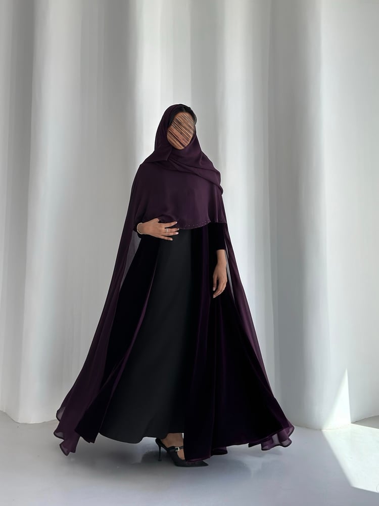 عباية مخمل بنفسجي مع شال مرصع بالكريستال