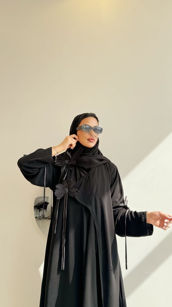 عباية كريب شديد السواد مع ورد  اسود