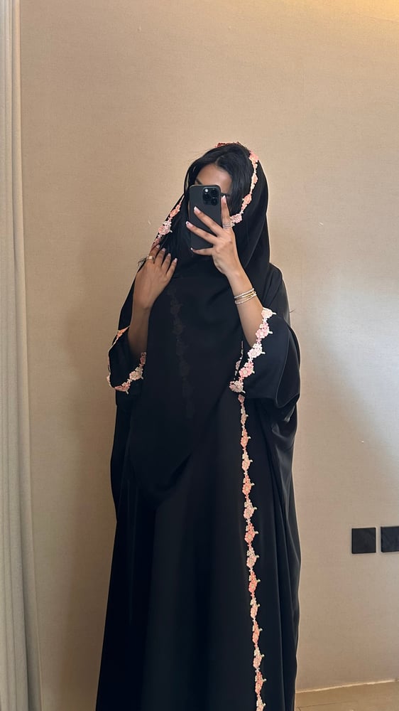 عباية بلاك بيري أسود مع كلفة ورد ملون نص بشت