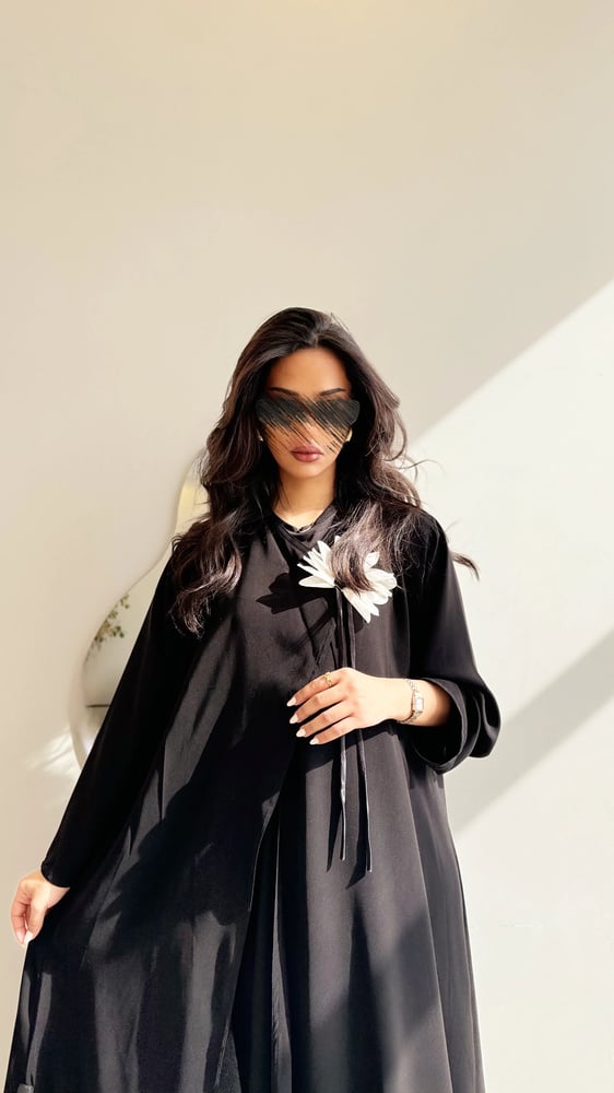 عباية كريب شديد السواد مع ورد ابيض
