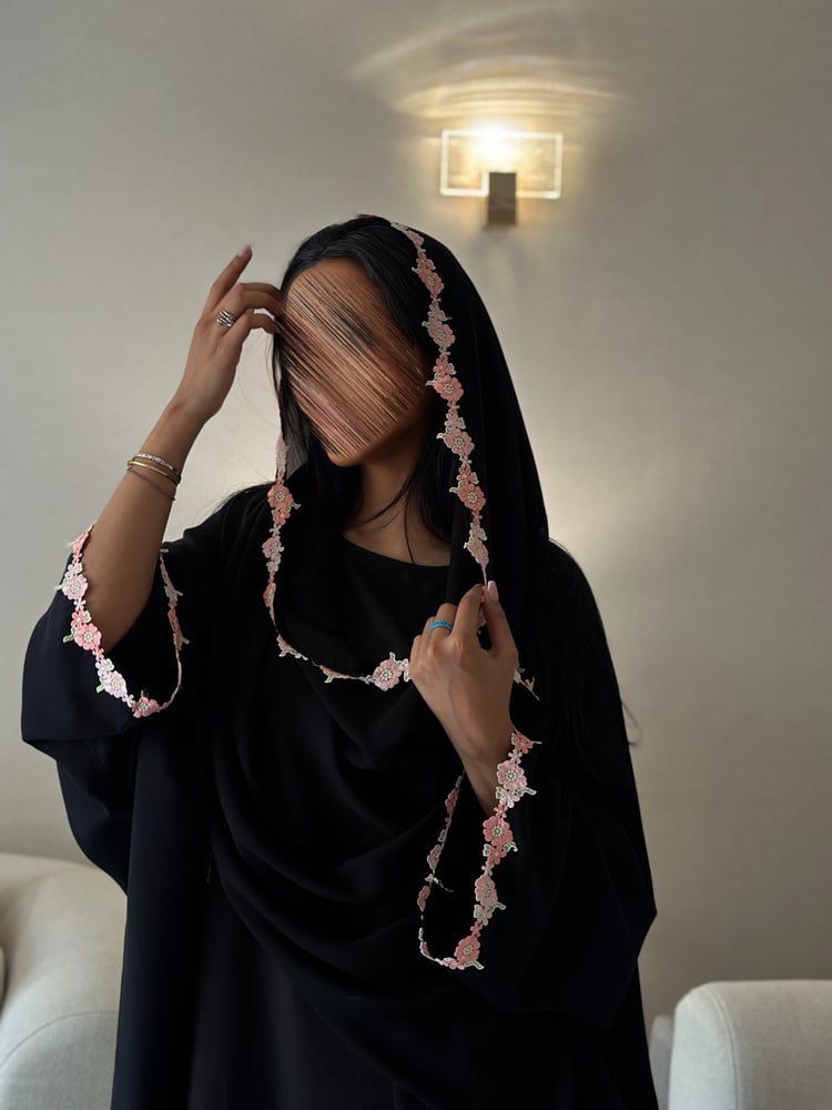 عباية بلاك بيري أسود مع كلفة ورد ملون نص بشت