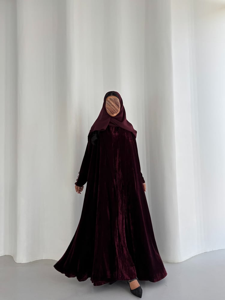 عباية مخمل عنابي غامق سادة مع فستان مخمل مقل )