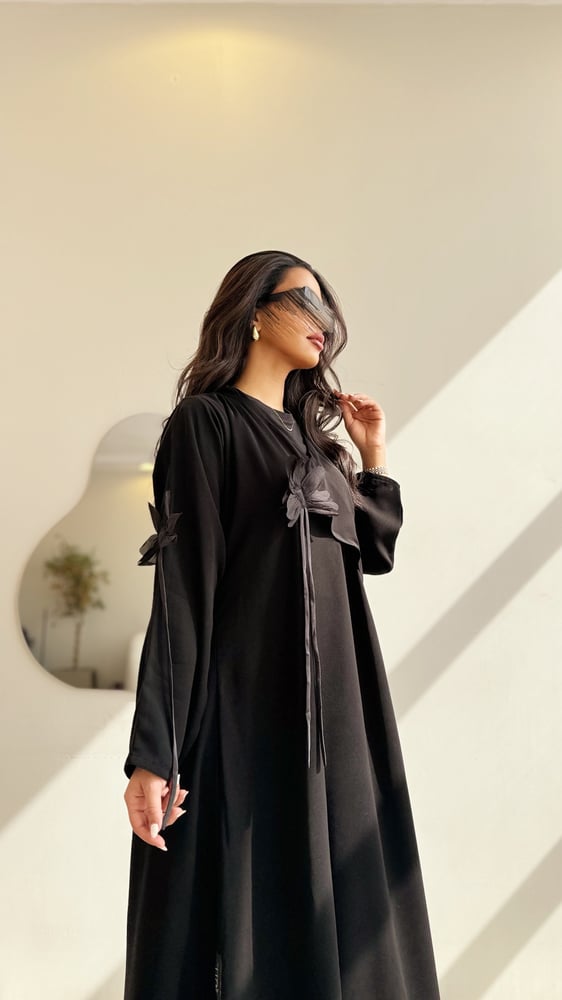 عباية كريب شديد السواد مع ورد  اسود