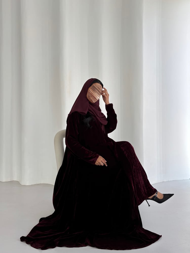 عباية مخمل عنابي غامق سادة مع فستان مخمل مقل )