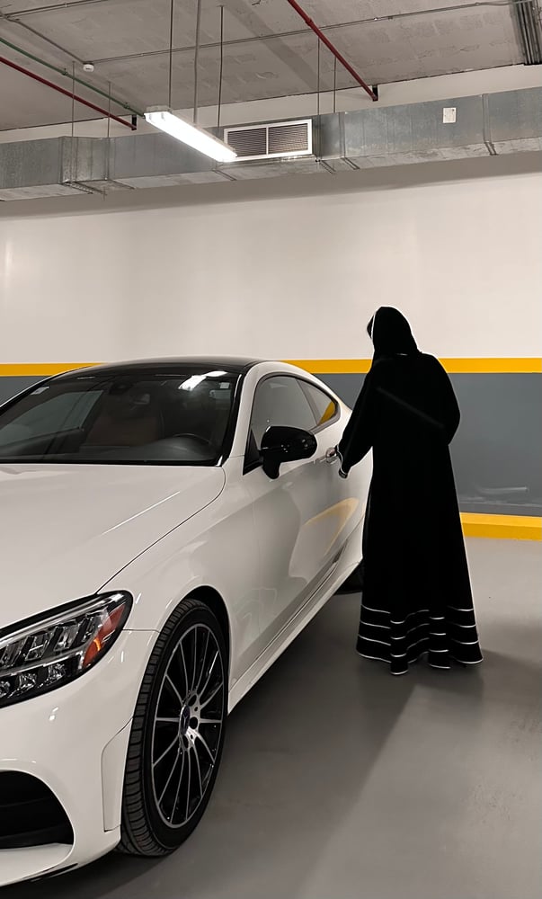 عباية كتان اسود مع قيطان ابيض مع هدب اسود