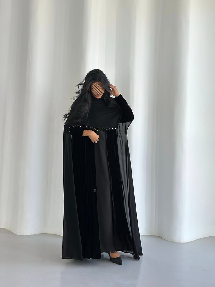 ‎عباية مخمل اسود مع شال مرصع بالكريستال ( مع إمكانيية تغيير المخمل لكريب )