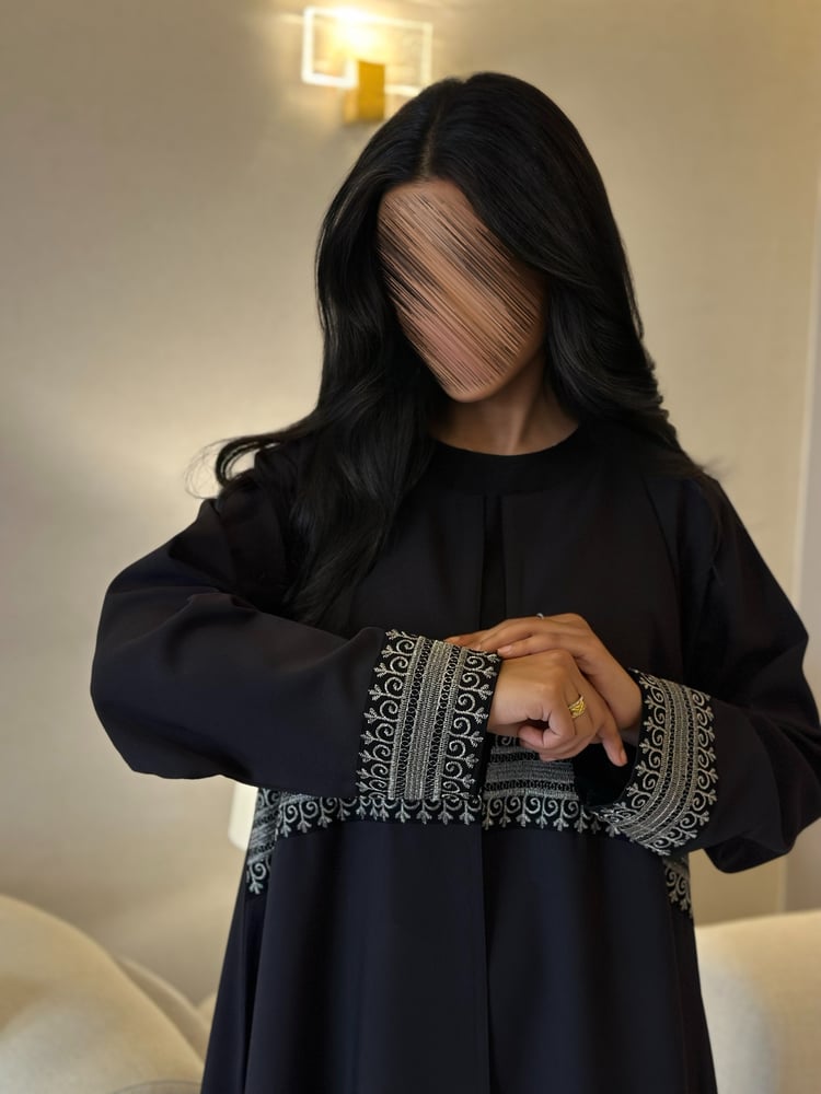 عباية كريب تايواني مع تطريز ذهبي القصة نص كلوش