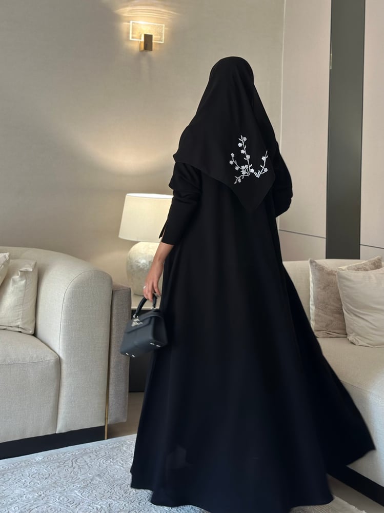 عباية كريب اسود فاحم مع ياقة وكلفة تطريز أبيض