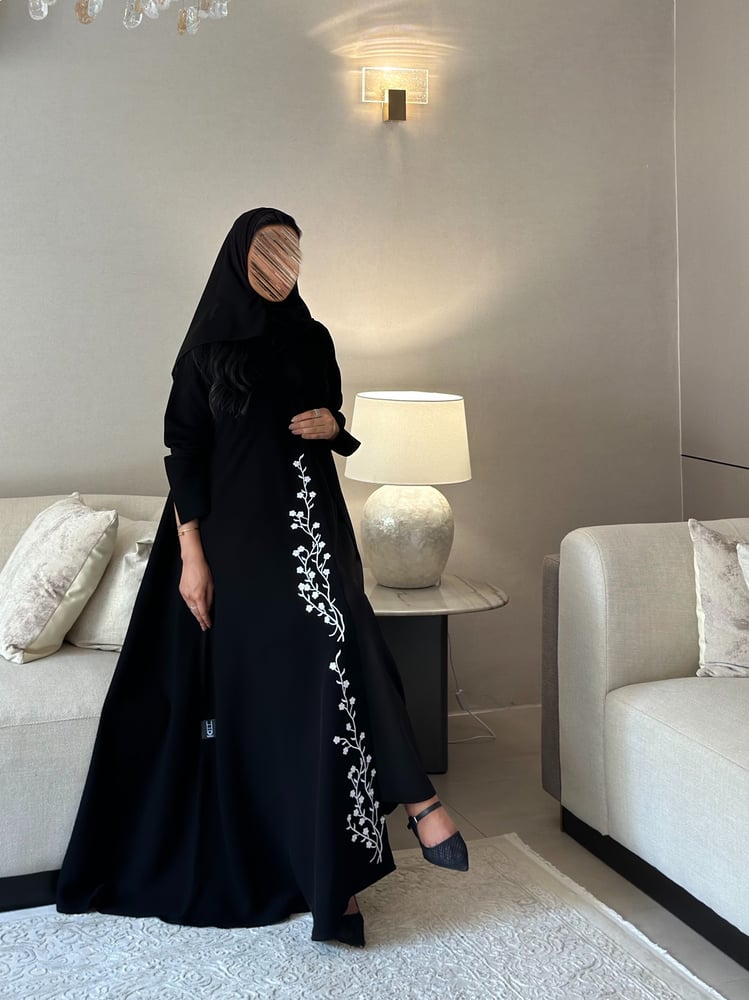 عباية كريب اسود فاحم مع ياقة وكلفة تطريز أبيض