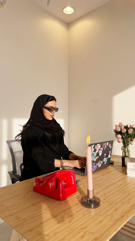 ‎ عباية كريب  شديد السواد مع تطريز ابيض