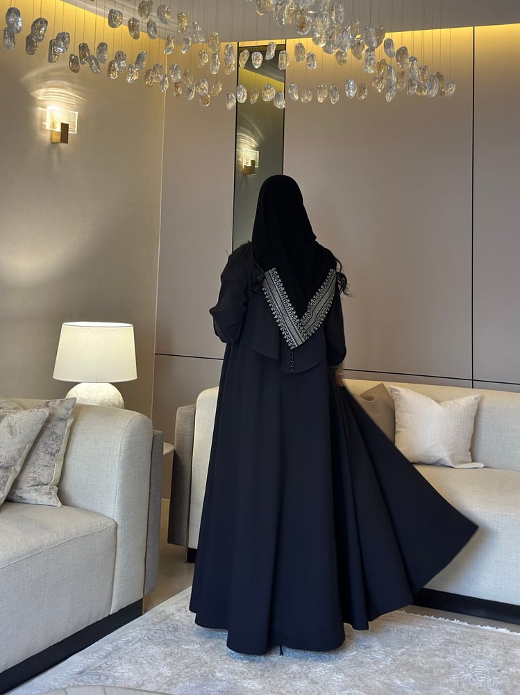 عباية كريب تايواني مع تطريز ذهبي القصة نص كلوش