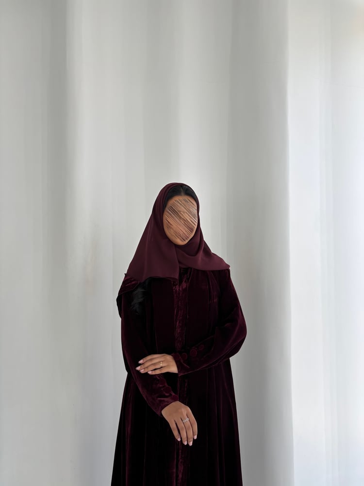 عباية مخمل عنابي غامق سادة مع فستان مخمل مقل )