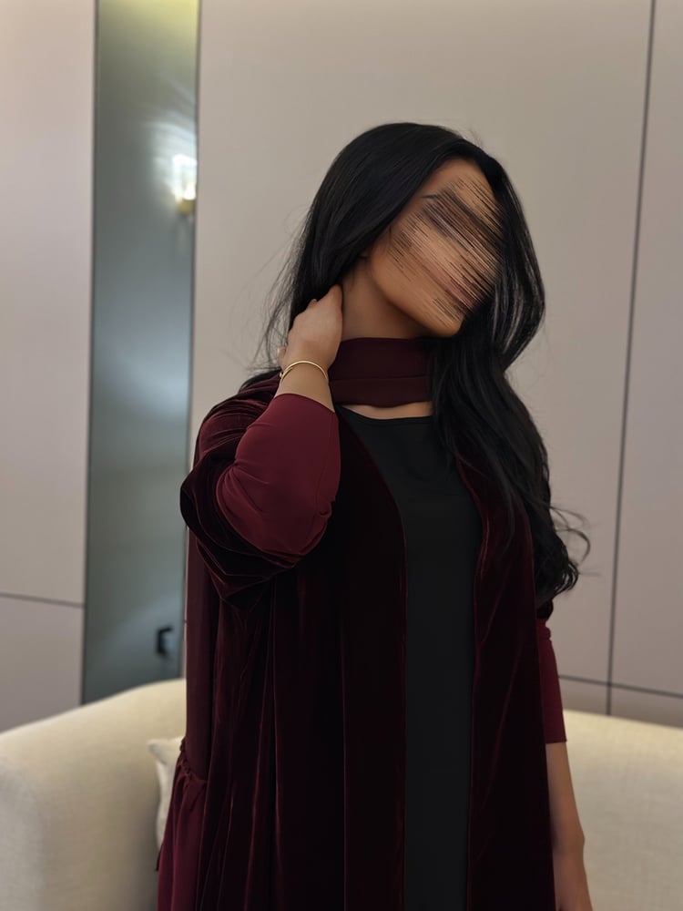عباية مخمل عنابي غامق مع أكمام سترتش نص كلوش