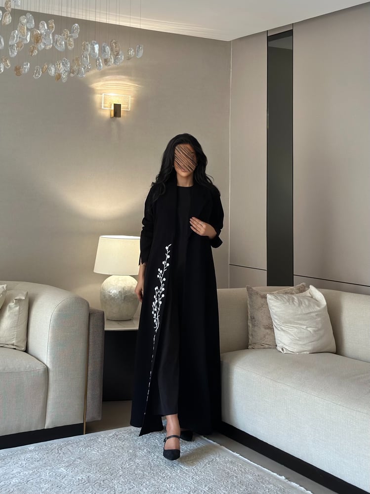 عباية كريب اسود فاحم مع ياقة وكلفة تطريز أبيض