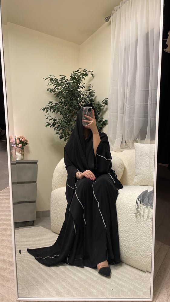 عباية كلوش كريب اسود مع نطريز ابيض