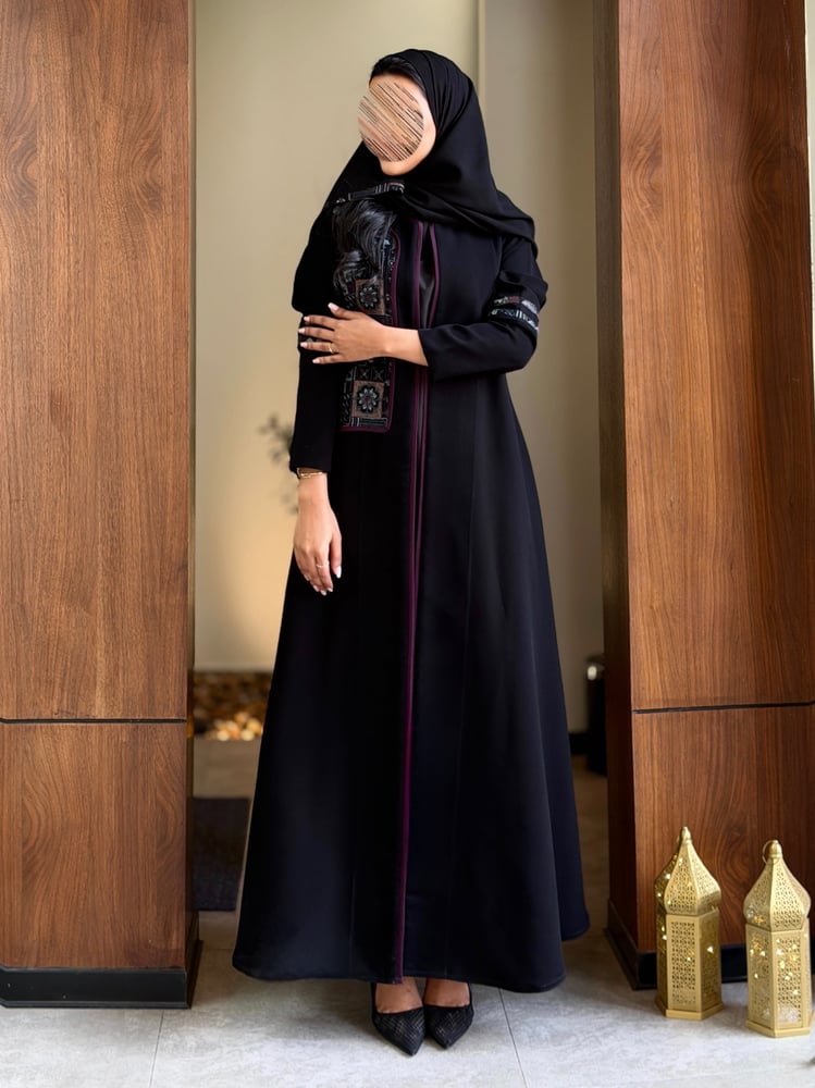 عباية كريب أسود  مع شك هندي على الصدر وتحديد موف