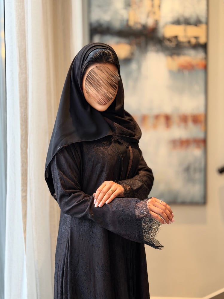 عباية دانتيل اسود مبطن بكريب بني ( مع امكانية اختيار لون البطانة اسود )