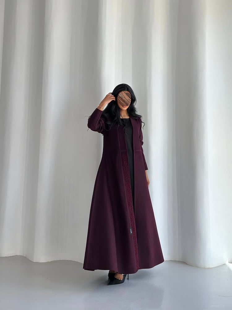 عباية جوخ عنابي غامق مع كلفة تطريز