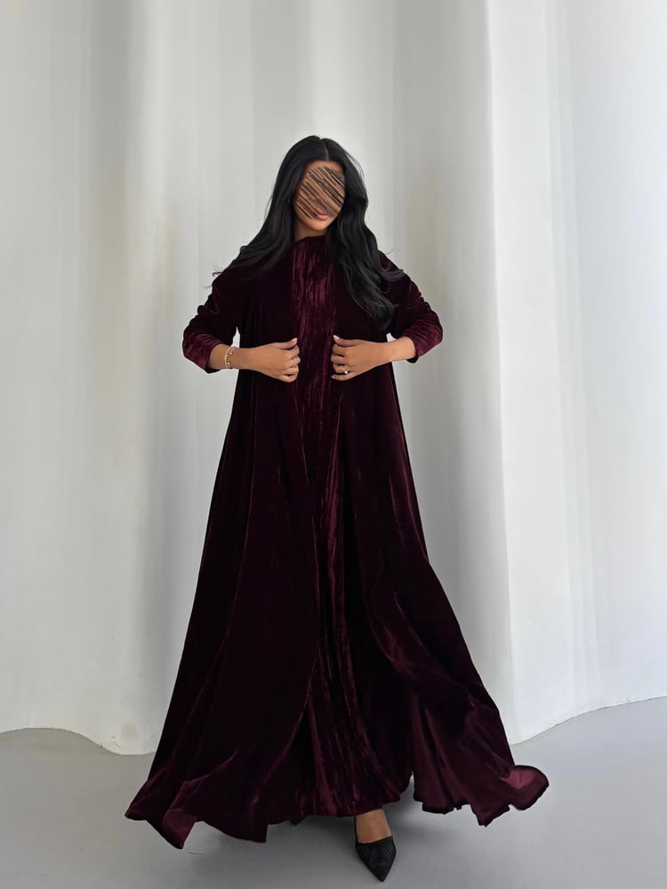 عباية مخمل عنابي غامق سادة مع فستان مخمل مقل )
