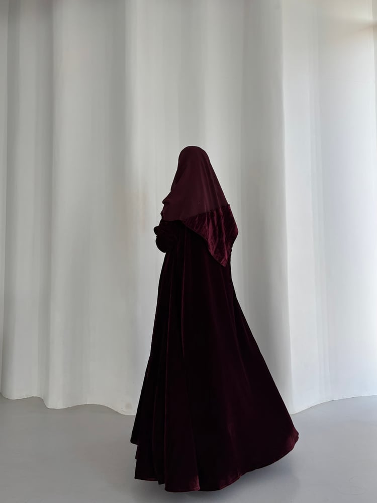 عباية مخمل عنابي غامق سادة مع فستان مخمل مقل )