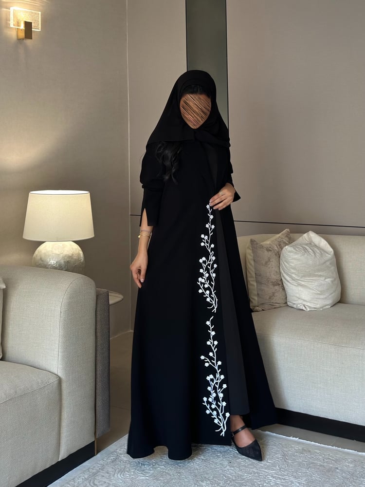 عباية كريب اسود فاحم مع ياقة وكلفة تطريز أبيض