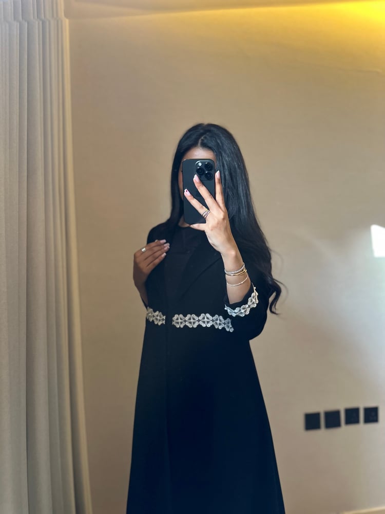 عباية كريب واقف مع ياقة وكلفة ورد مع لولو