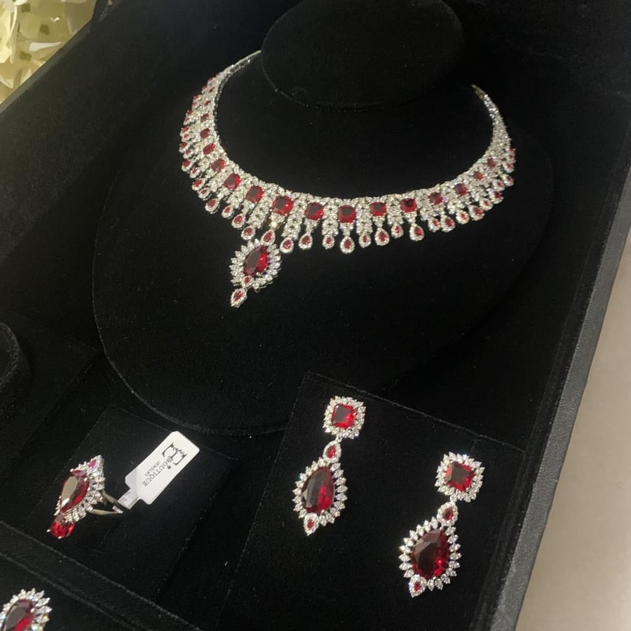 طقم فاخر احمر روبي