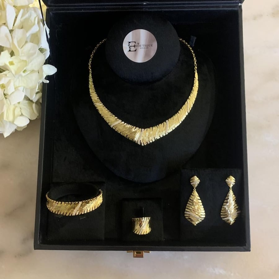 Distinctive golden set