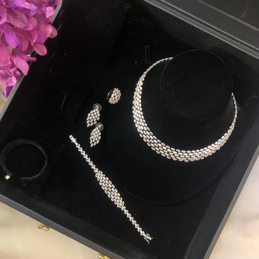 طقم فاخر : فوز