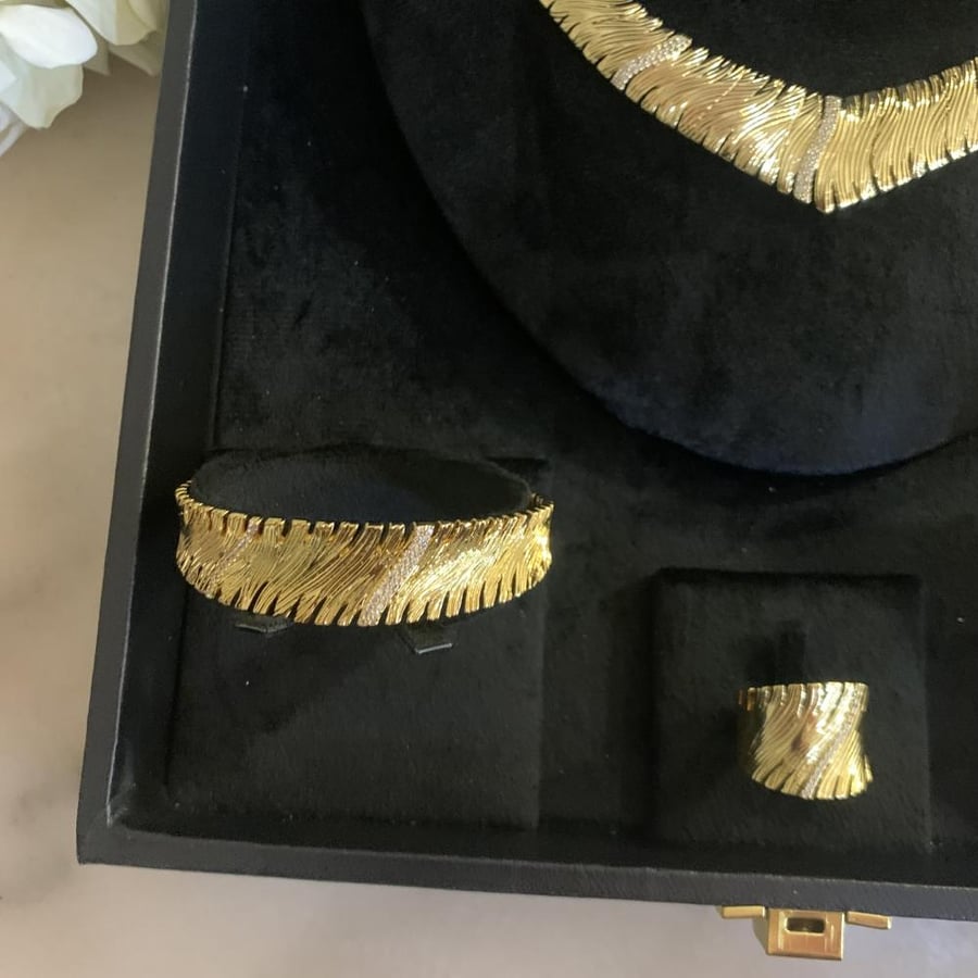 Distinctive golden set