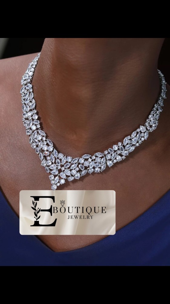 Elegant set of luxurious zircon
