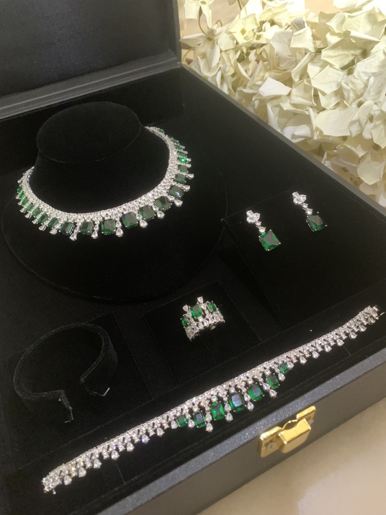 Luxury set with green stone