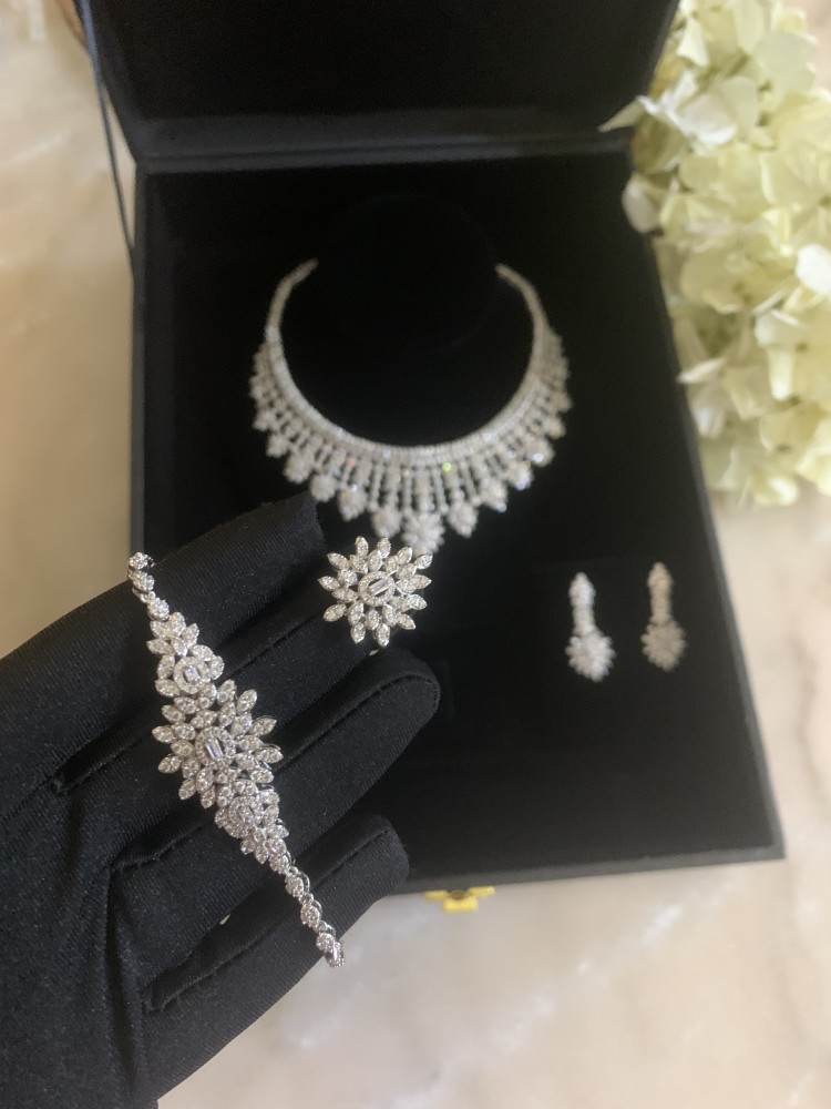 Distinctive diamond design set