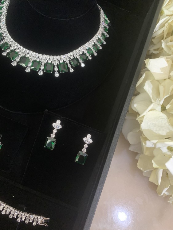 Luxury set with green stone