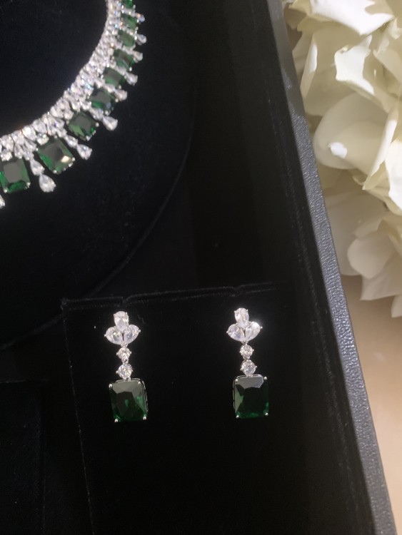 Luxury set with green stone