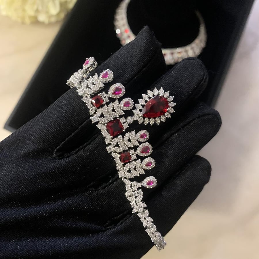 طقم فاخر احمر روبي