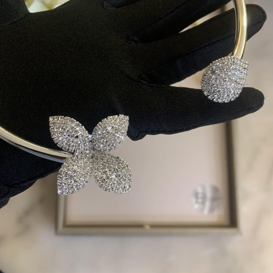 Light metal flower collar