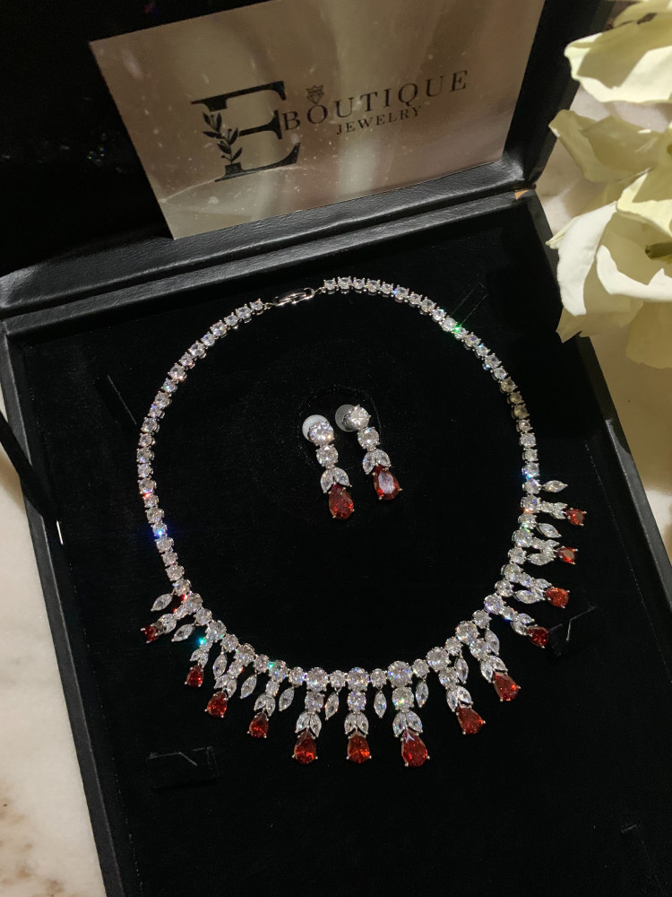 Very shiny and luxurious zircon set