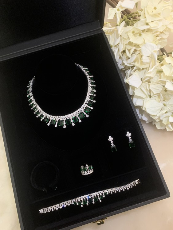 Luxury set with green stone