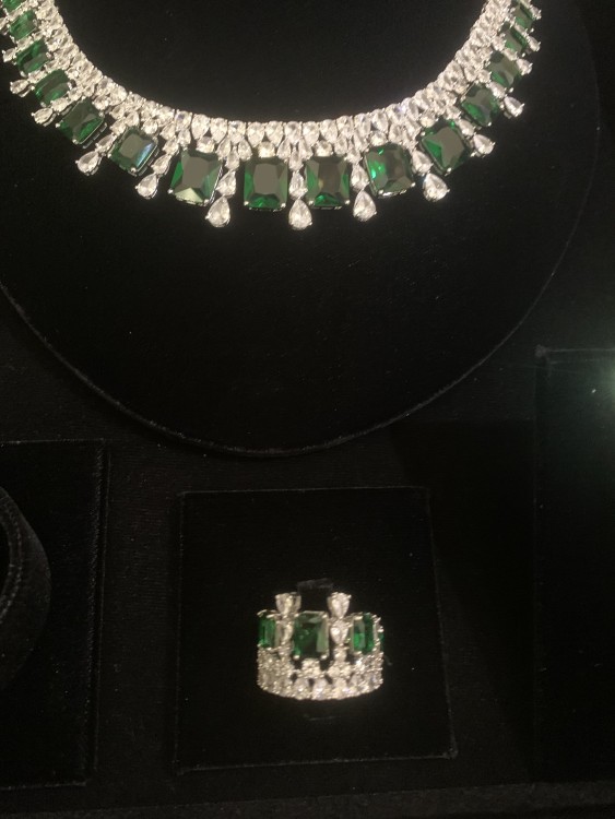 Luxury set with green stone