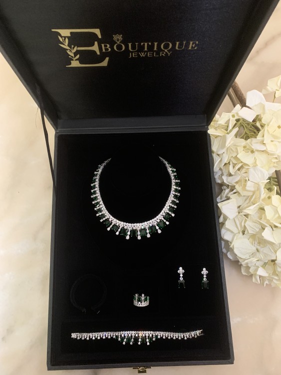 Luxury set with green stone