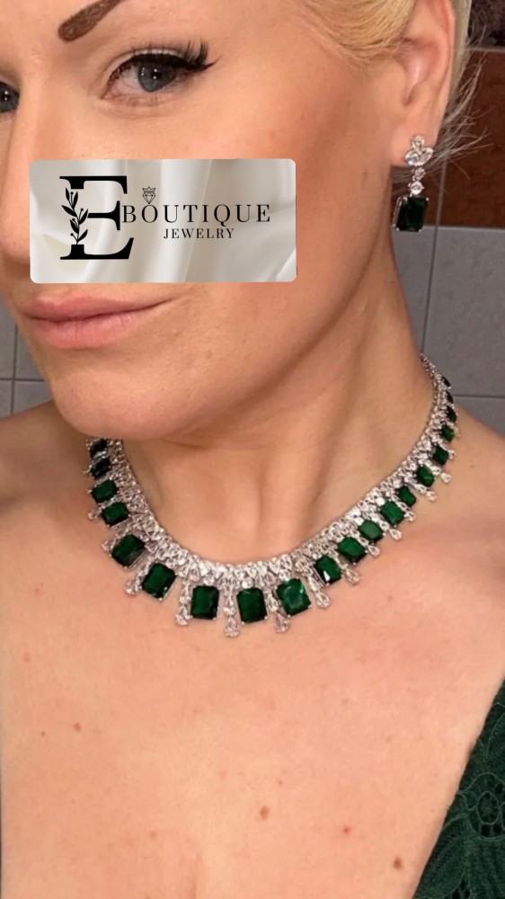 Luxury set with green stone