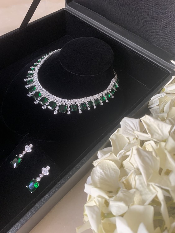 Luxury set with green stone