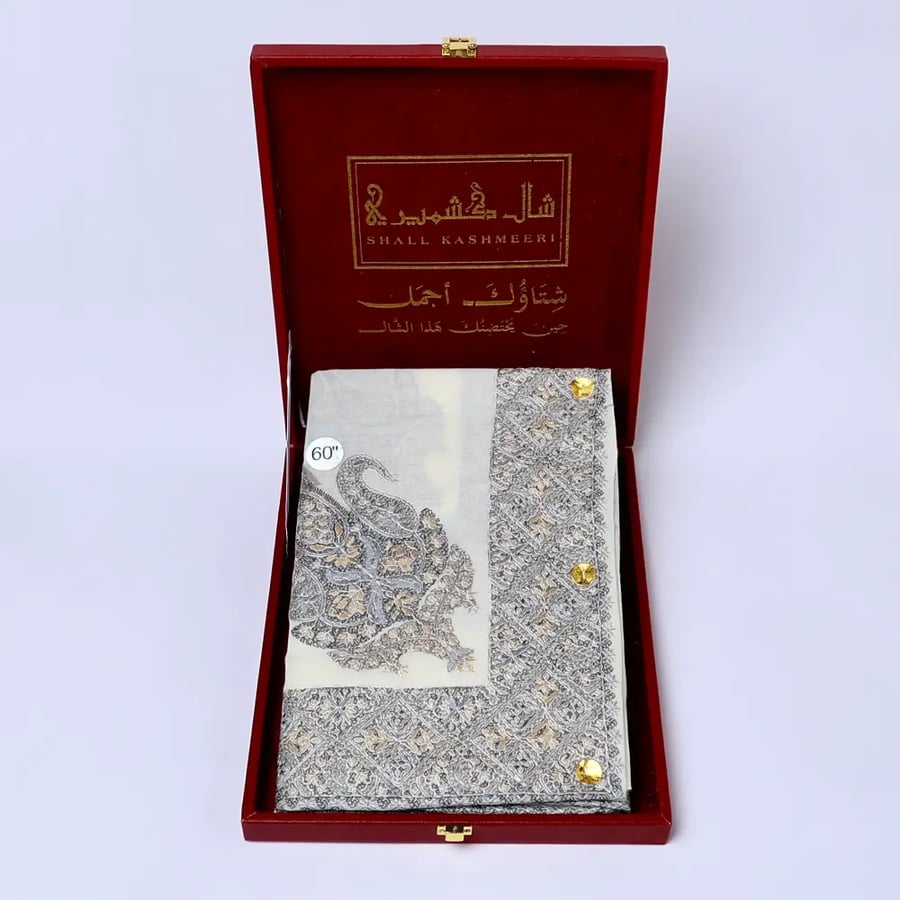 شال كشميري رجالي مطرز بالرمادي والبيج داخل علبة فاخرة من متجر الأصيل