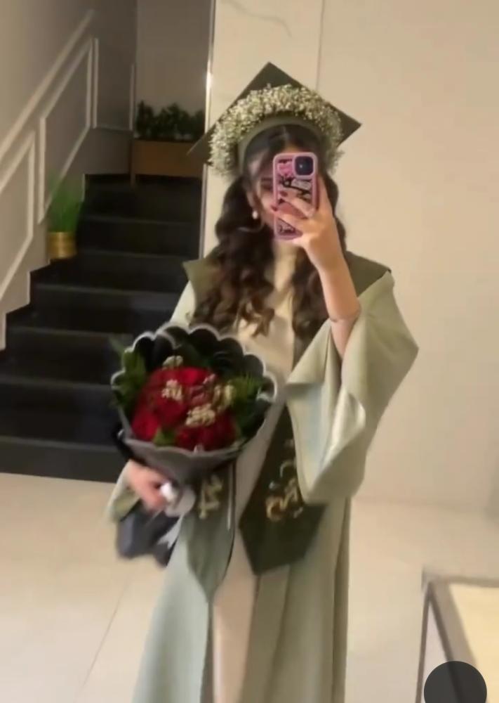 عبايه تخرج زيتي