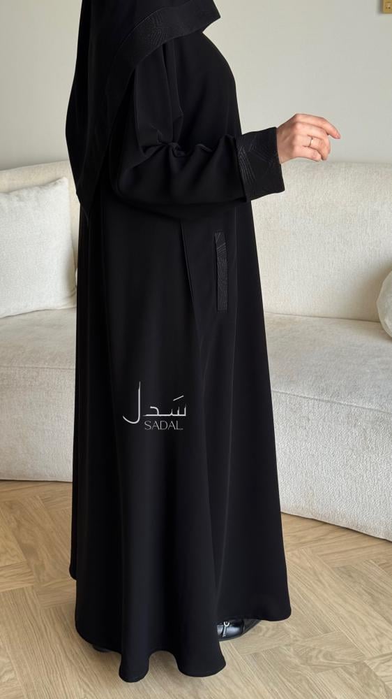 عباية سوداء كريب ملكي نص كلوش مع جيوب جانبية