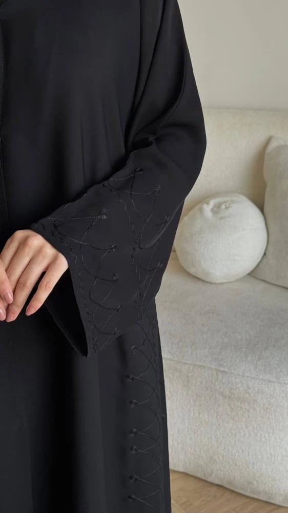 عباية سوداء كريب ملكي بتطريز اسود ربع كلوش
